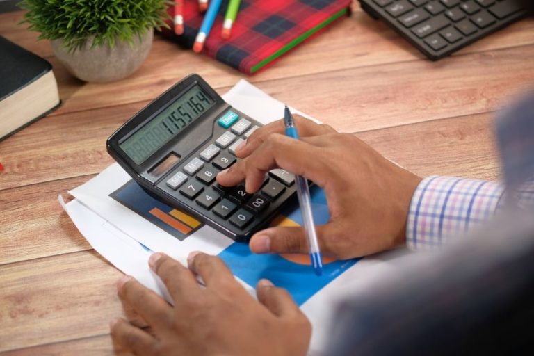 męska dłoń na kalkulatorze