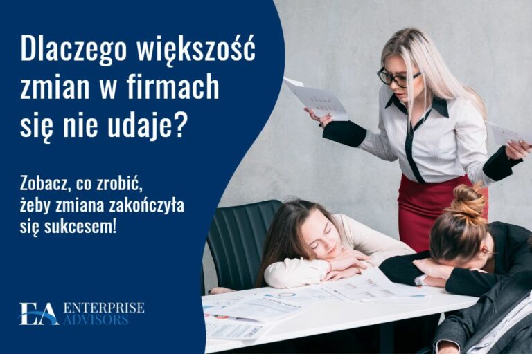 szefowa stojąca przy pracownikach, śpiących przy biurku