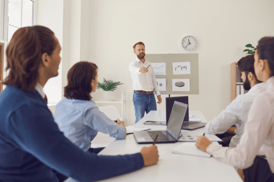 umiejętności interpersonalne w celu wzajemnego przekazania myśli, a interpretacja przekazu.
