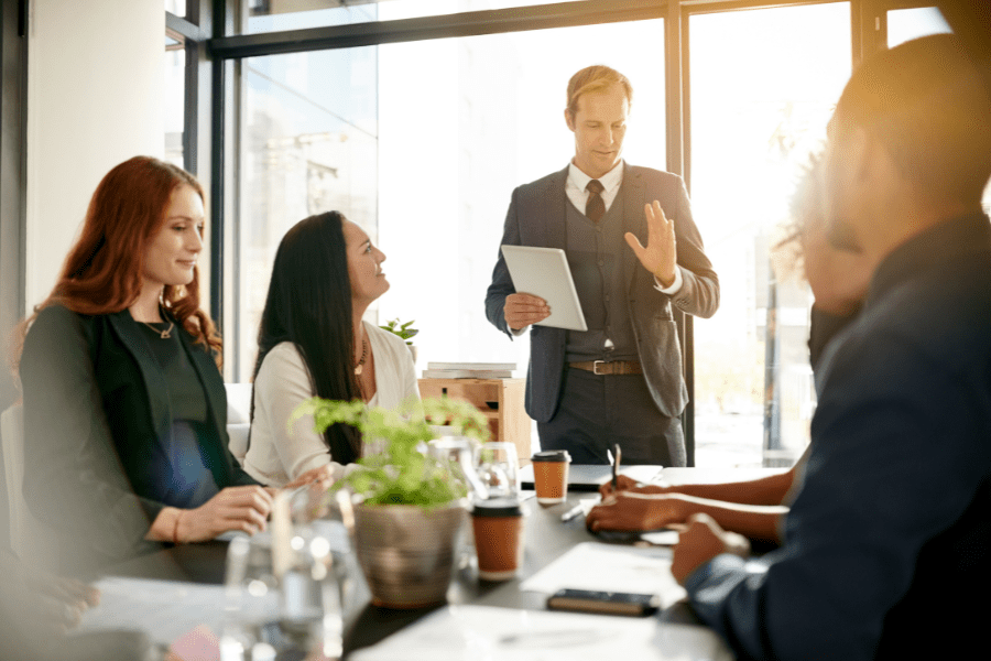 Z programów szkoleń korzyść odniosą liderzy zespołów, kierownicy, dyrektorzy i menedżerowie sprzedaży.