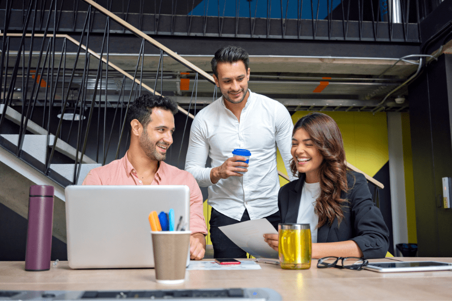 szkoląc, wspierając sprzedawców i menedżerów sprzedaży.