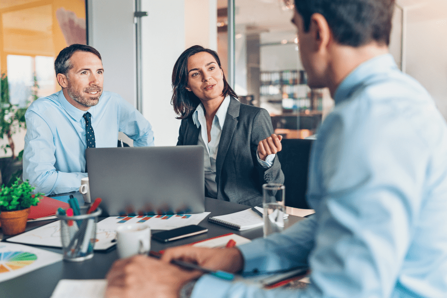 zarządzanie zmianą uwzględnia szereg czynników, w tym optymalizację procesów.