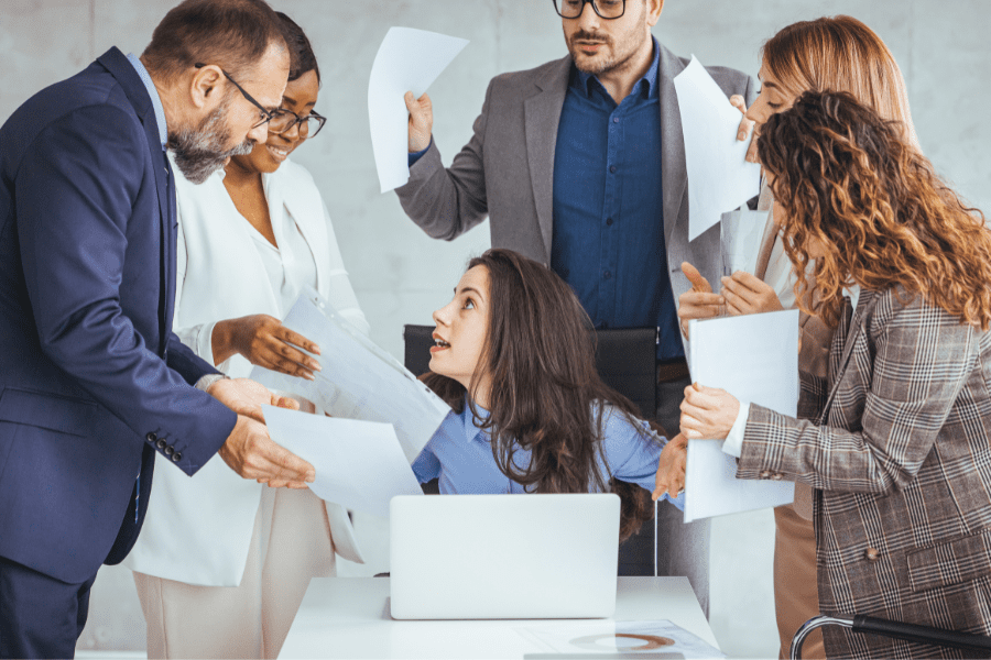 konflikt w firmie a sprzeczne interesy.