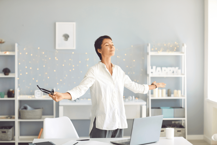 Wywoływanie lekkiego bólu fizycznego a świadomość emocji.