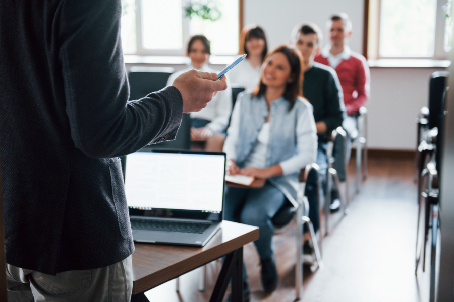 Profesjonalne szkolenia biznesowe dla pracowników – rozwój osobisty, umiejętności interpersonalne, kursy online i szkolenia wewnętrzne zwiększające efektywność pracy, zarządzanie projektami i kompetencje zawodowe.