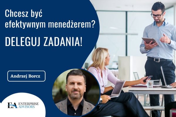 delegowanie zadań – mężczyzna przekazujący informacje kobiecie