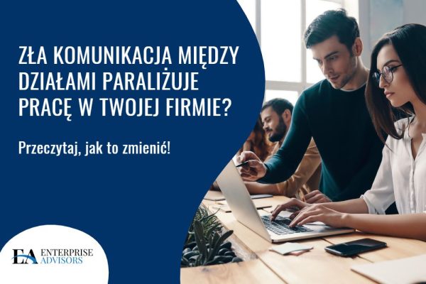 komunikacja między działami w firmie – mężczyzna pokazujący pracownicy coś na ekranie komputera